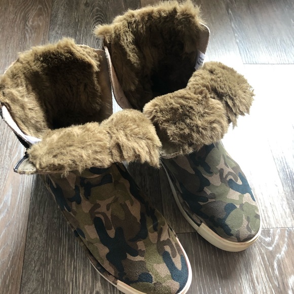 J slides, sz 8, camo, warm and so trendy - Picture 2 of 4